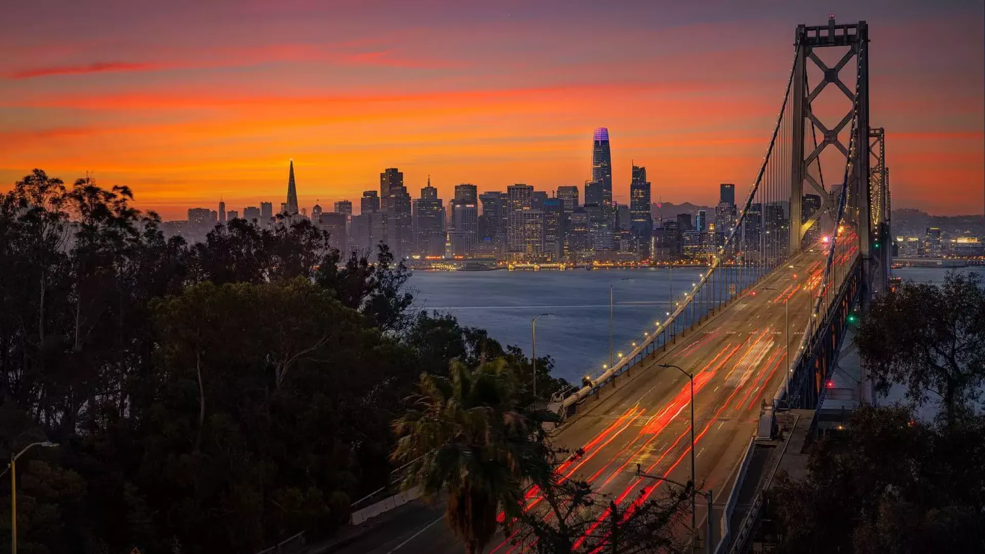 Pôr do sol com vista para Bay Brigde em direção ao horizonte de São Francisco