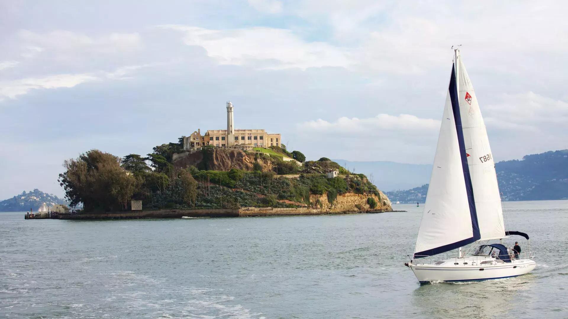 Un velero pasa frente a la isla de Alcatraz en San Francisco.