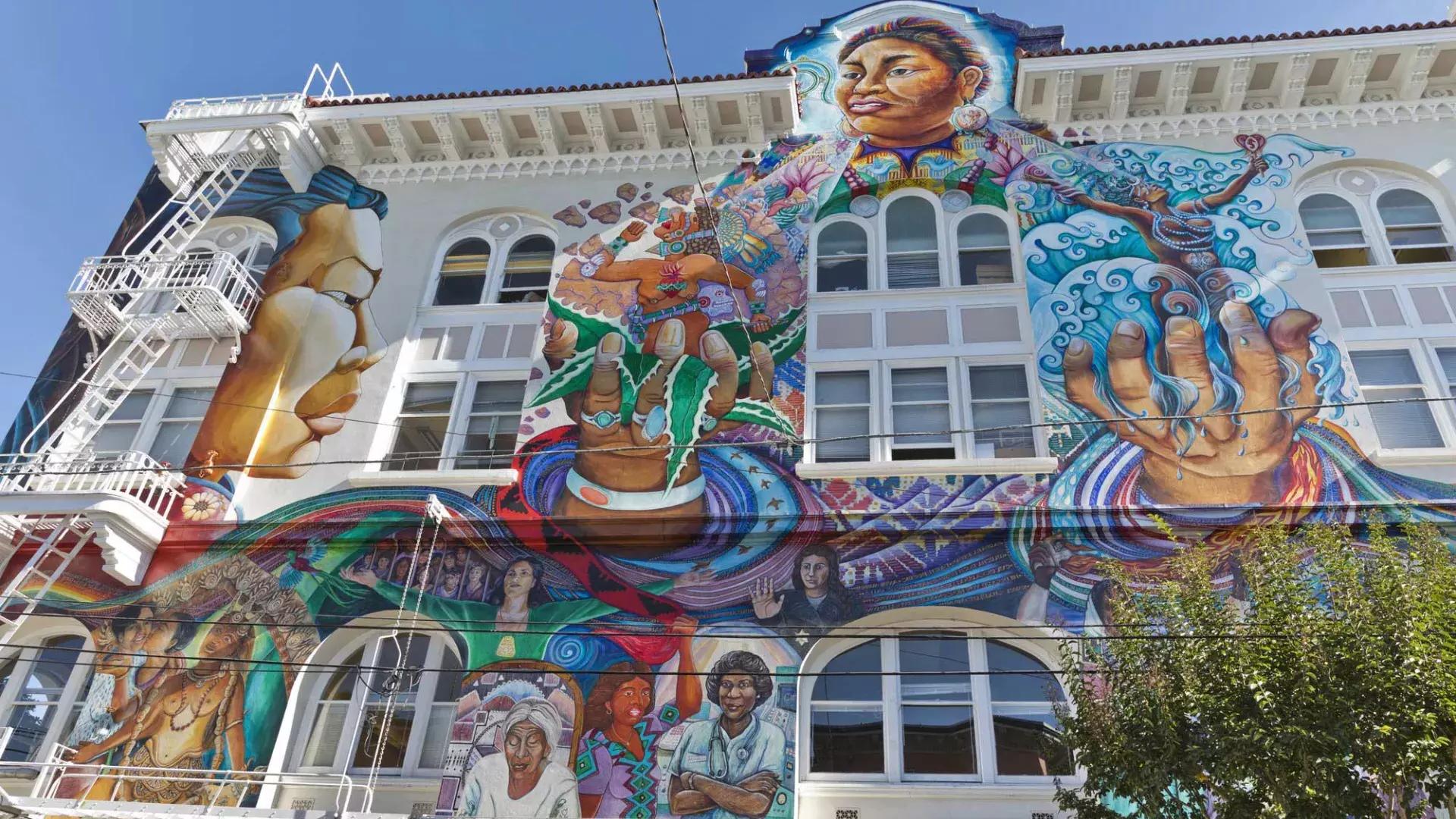 Une fresque colorée à grande échelle recouvre le côté du Women's Building dans le Mission District de San Francisco.