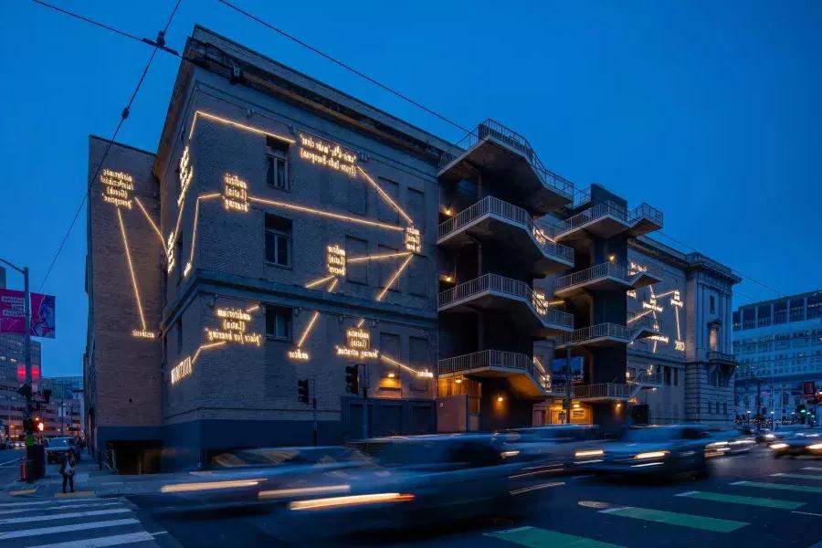 在贝博体彩app的一座建筑被艺术家约瑟夫·高苏的照明所照亮