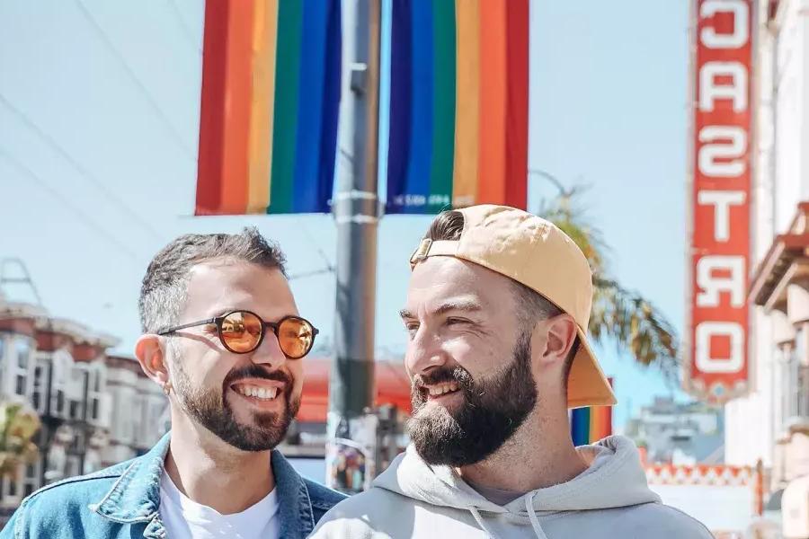 Männer hängen im Castro herum