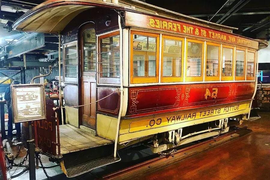 Un teleférico antiguo en exhibición en el Museo del Teleférico de San Francisco.
