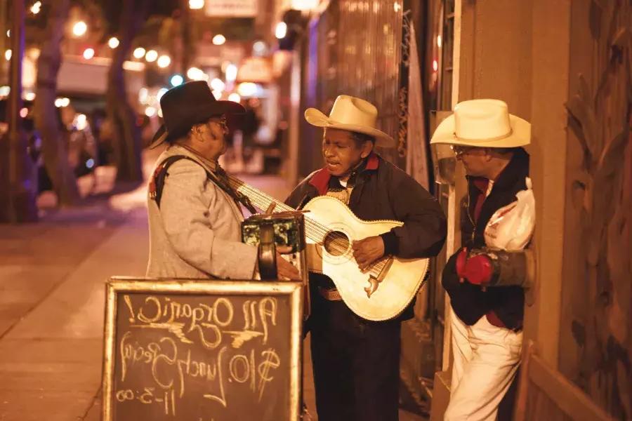 Trois musiciens mexicains se produisent dans une rue du Mission District de San Francisco.