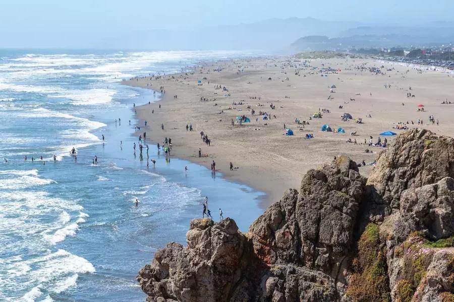 Blick von den Klippen auf San Franciscos Ocean Beach.