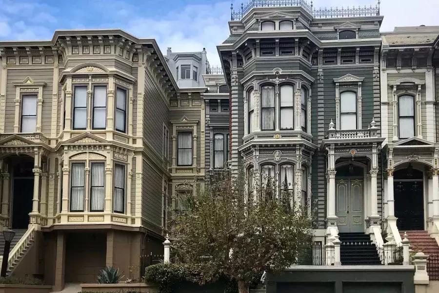 Une rangée de maisons victoriennes ornées dans une rue de Pacific Heights. San Francisco, Californie.