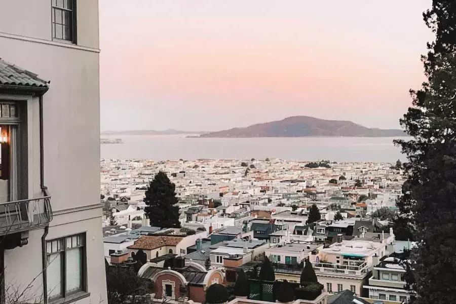 Vue sur la baie de San Francisco depuis le sommet d'une colline escarpée dans le quartier Marina/Pacific Heights.