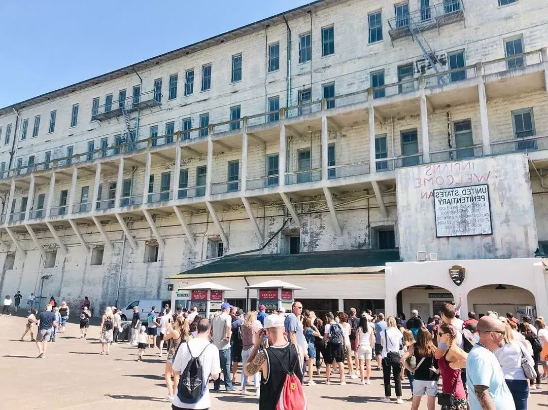 Crowd waiting to enter Alcatraz building. 