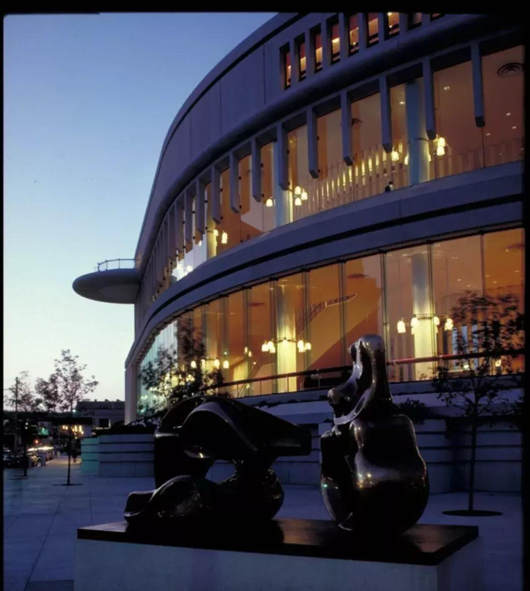 交响乐大厅前的雕塑在夜晚灯火通明