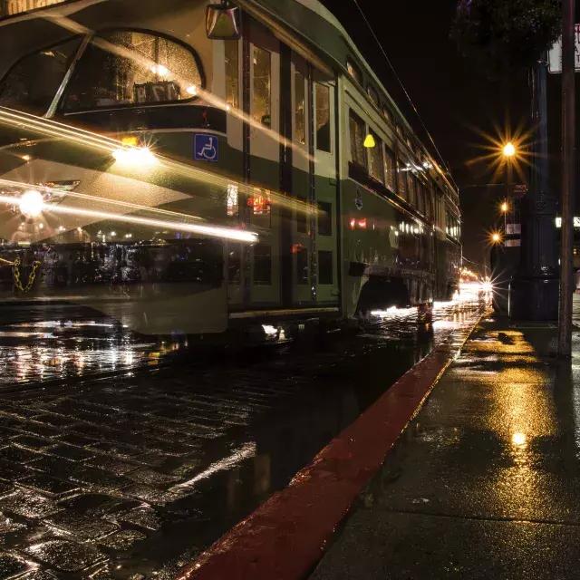 雨夜的电车